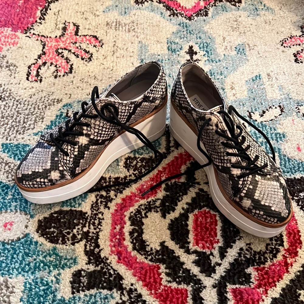 Steve Madden snakeskin flat form shoes. Size 7